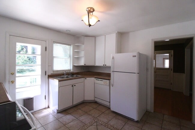 Building Photo - 2 Bedroom 1 Bath House in Mission, Kansas