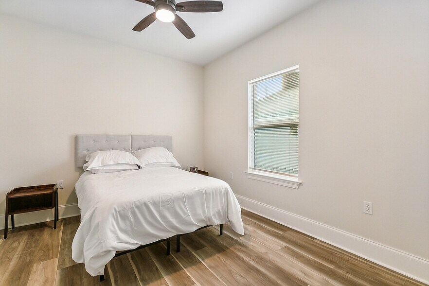 Middle Bedroom - 8911 Apple St