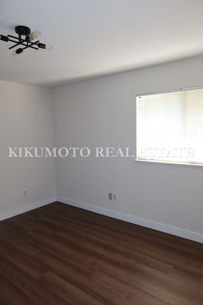 Building Photo - 3 Bedrooms, 2 1/2 Baths Half-plex in the P...
