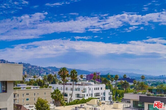 Building Photo - 435 N Oakhurst Dr