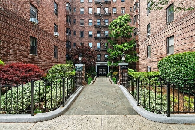 Building Photo - 25-40-40 31st Ave