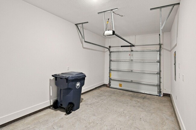 Building Photo - 157 Hawk St