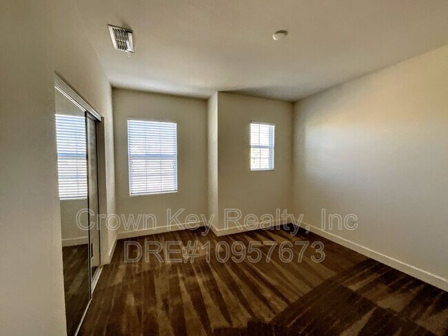 Building Photo - 546 W Campania Way