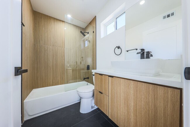 Building Photo - 1237 N Orange Dr