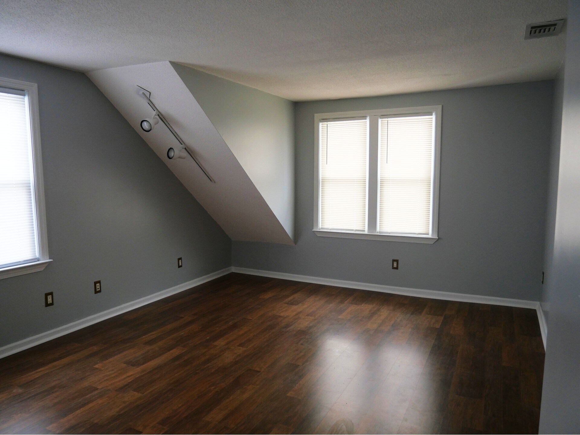 Large bedroom - 55 Makara St