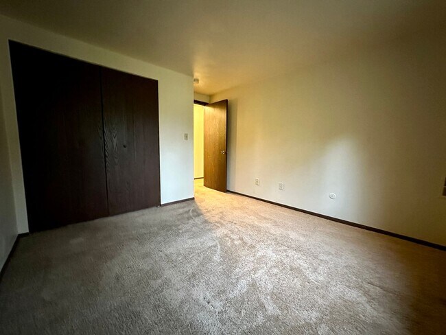 Building Photo - Beautiful One Bedroom Apartment with A/C, Parking & On-Site Laundry! Call Today!