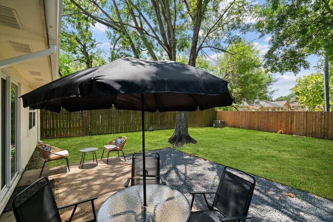 Building Photo - 2523 Village Oak Dr.