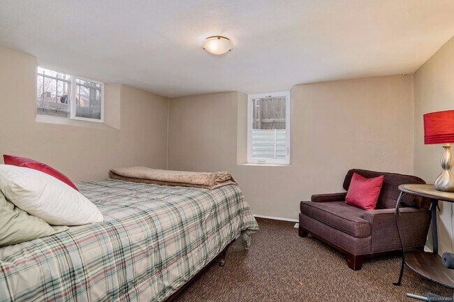 Building Photo - Gorgeous Home in Great Neighborhood! Licen...