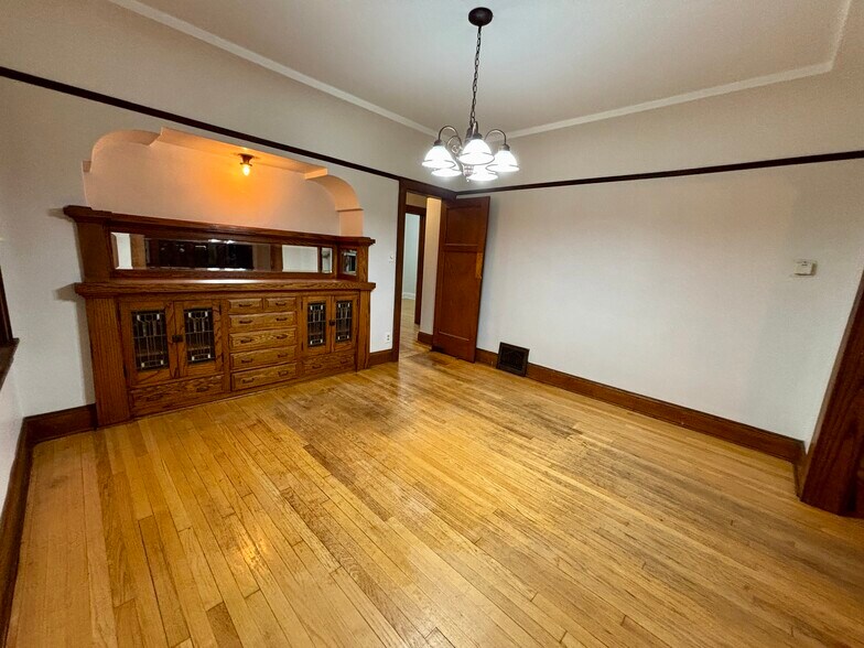 Building Photo - 5223 W Wisconsin Ave