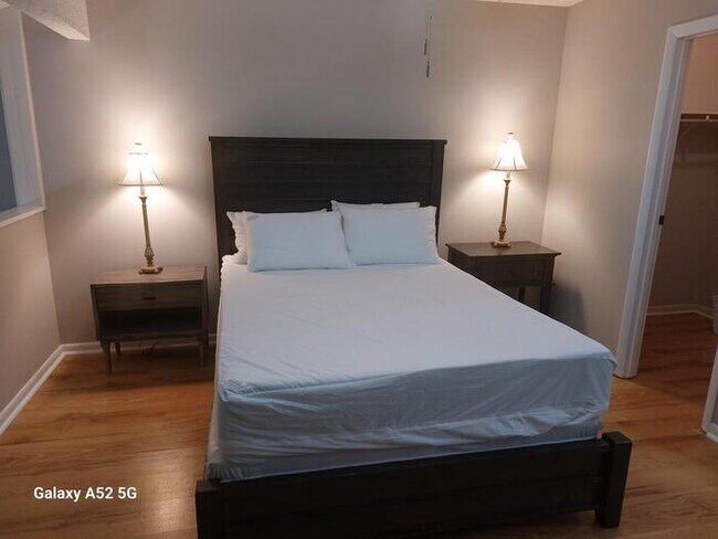 Building Photo - Furnished montly rental