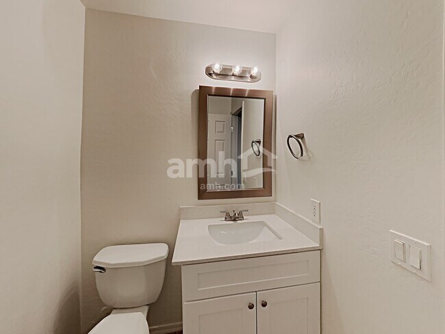 Building Photo - 2862 E Augusta Ave