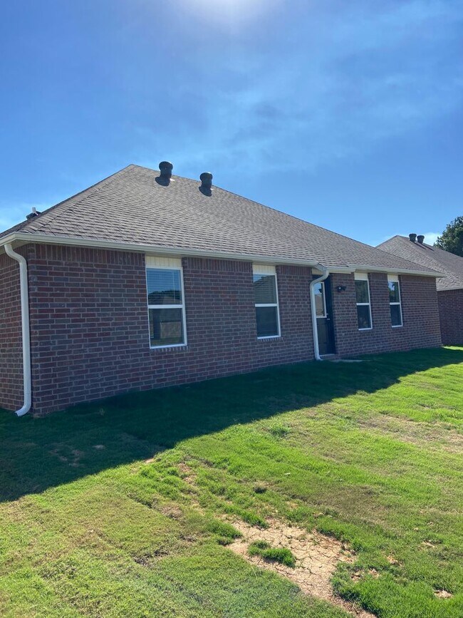 Building Photo - *Pre-leasing* Three Bedroom | Two Bathroom...