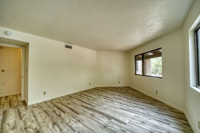 Building Photo - Beauty on Bowstring Drive