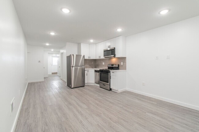 Building Photo - New! Renovated & Modern Apartment