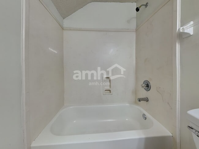 Building Photo - 6145 Sandbourne E