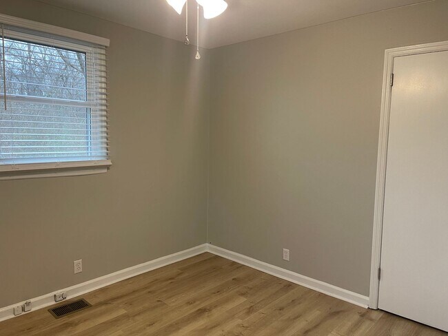 Building Photo - 2 bd 1 ba duplex in a Great Location