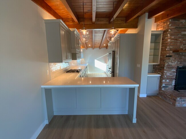 Building Photo - 150 Damar St