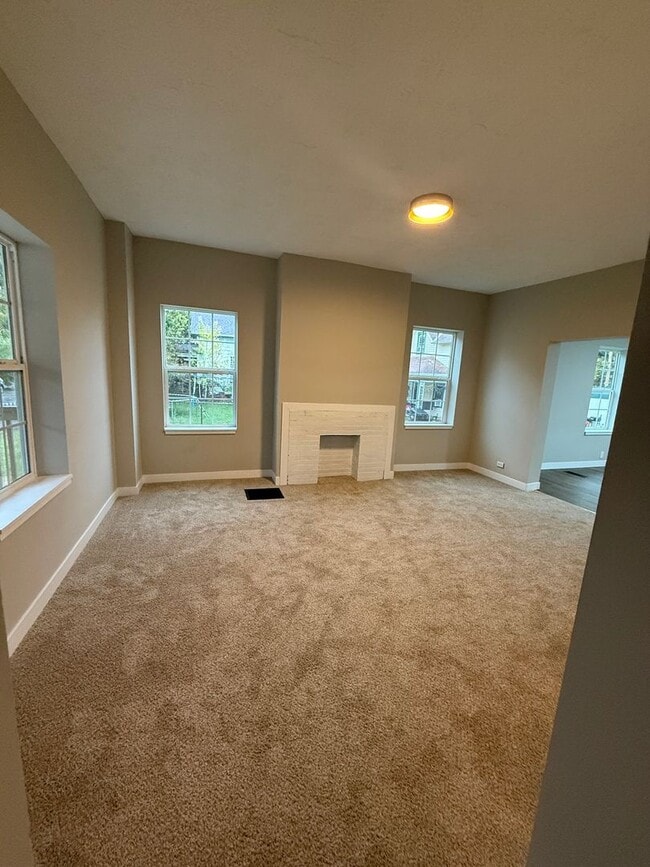 Building Photo - Welcome to this charming 3-bedroom, 2-bath...