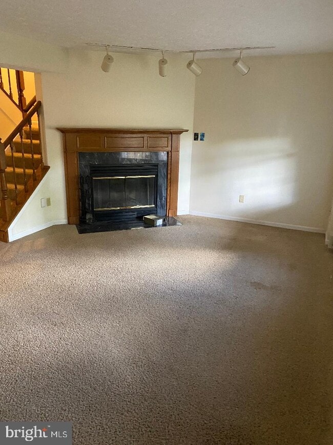 Building Photo - 3670 Woodhaven Ct