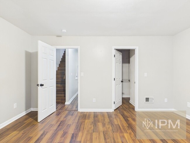 Building Photo - Beautiful 4 Bedroom, 1 Bath Home with Off-Street Parking!!