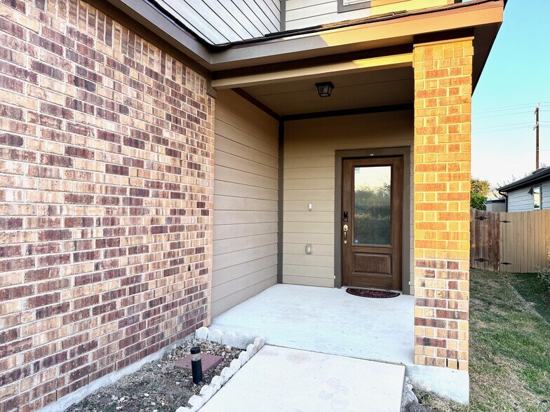 Building Photo - 7130 Cozy Run