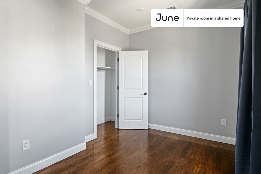Building Photo - Private bedroom in 4 bed/1.5 bath Home