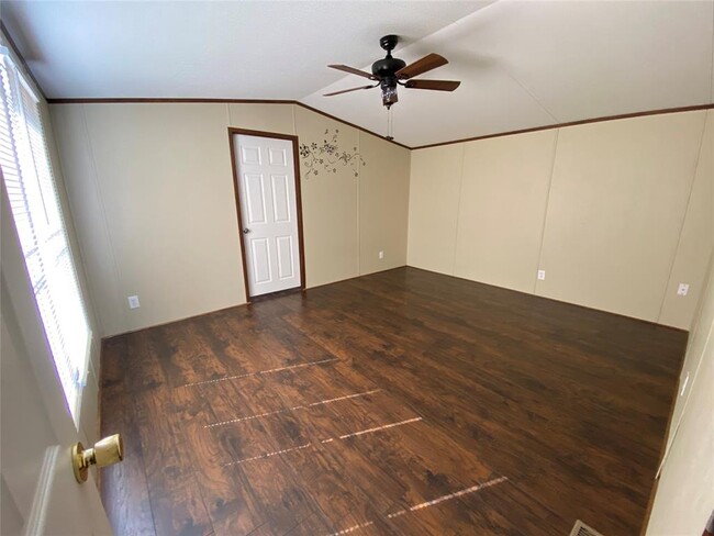 Building Photo - 101 Maple Ln