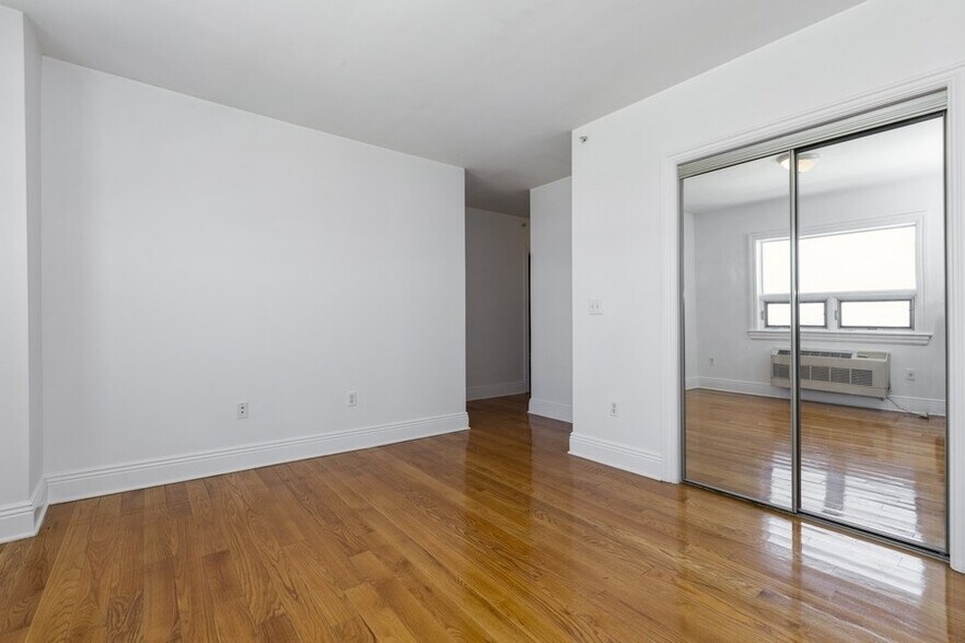 Building Photo - 809-815 22nd St Unit# 1307