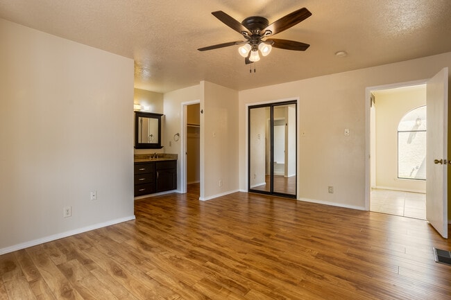 Building Photo - 6805 La Casa Bonita NE