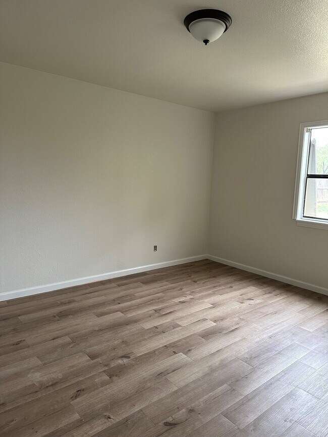 Building Photo - 811 E. 16th Street