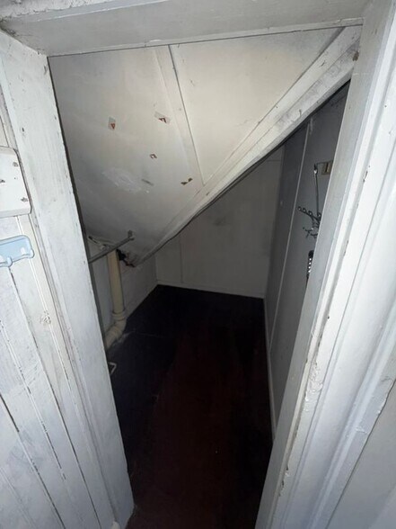 Building Photo - 22 Emmett St