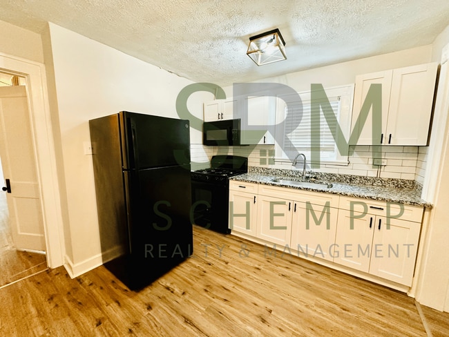 Building Photo - Remodeled 1 bedroom duplex with off street parking near Iroquois Park!