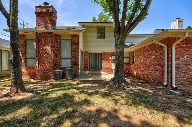 Building Photo - Beautiful Two-Story 3bed/2bath Townhome Available in Westside Norman!!
