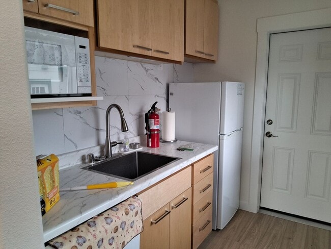 Building Photo - Move-in Ready Furnished Apartment
