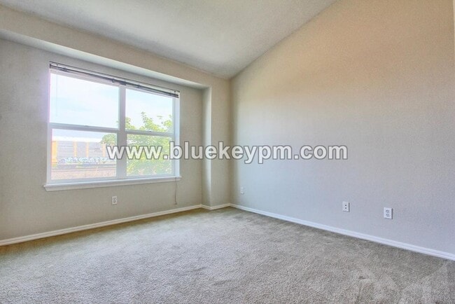 Building Photo - 3 Bed,2 Bath Townhome By the Columbia River in Northwynd Community