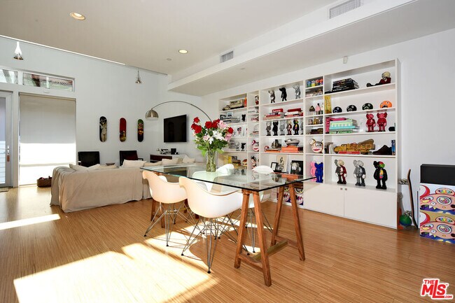 Building Photo - 1140 N Formosa Ave