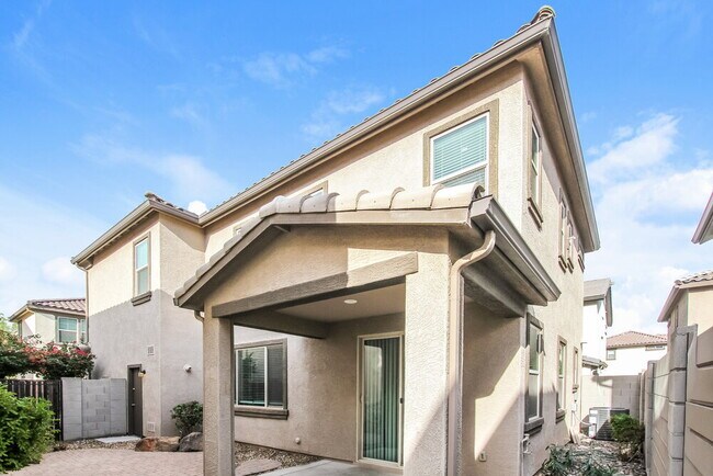 Building Photo - 16417 W Latham St