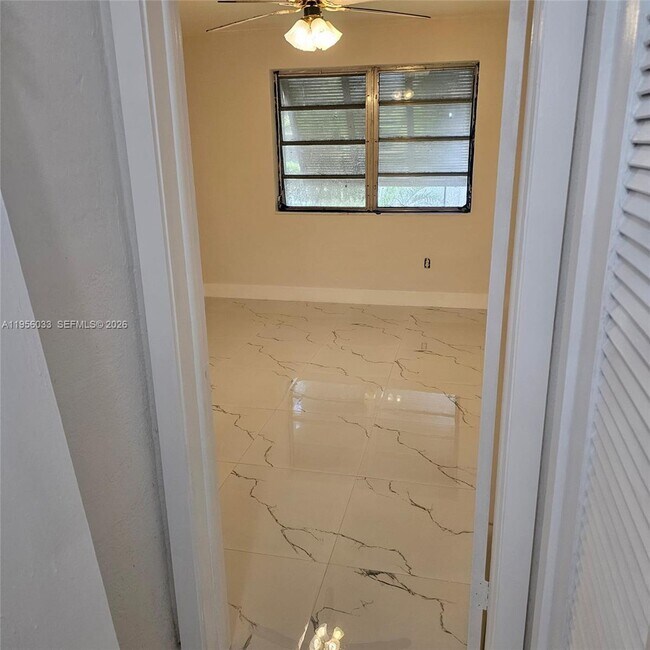 Building Photo - 9402 SW 77th Ave