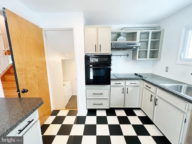 Building Photo - 450 Linden Ave