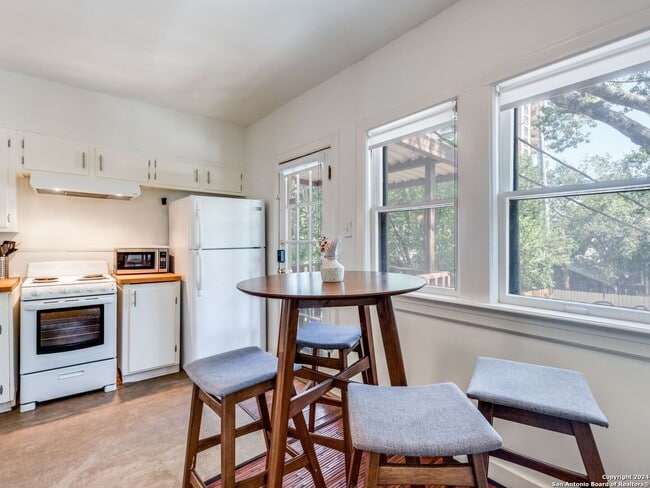 Building Photo - Charming 2-Bedroom Duplex in Mahncke Park