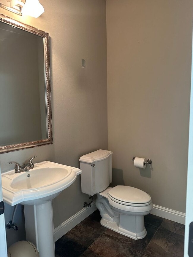Building Photo - Located in the desirable Eagle Point Golf ...