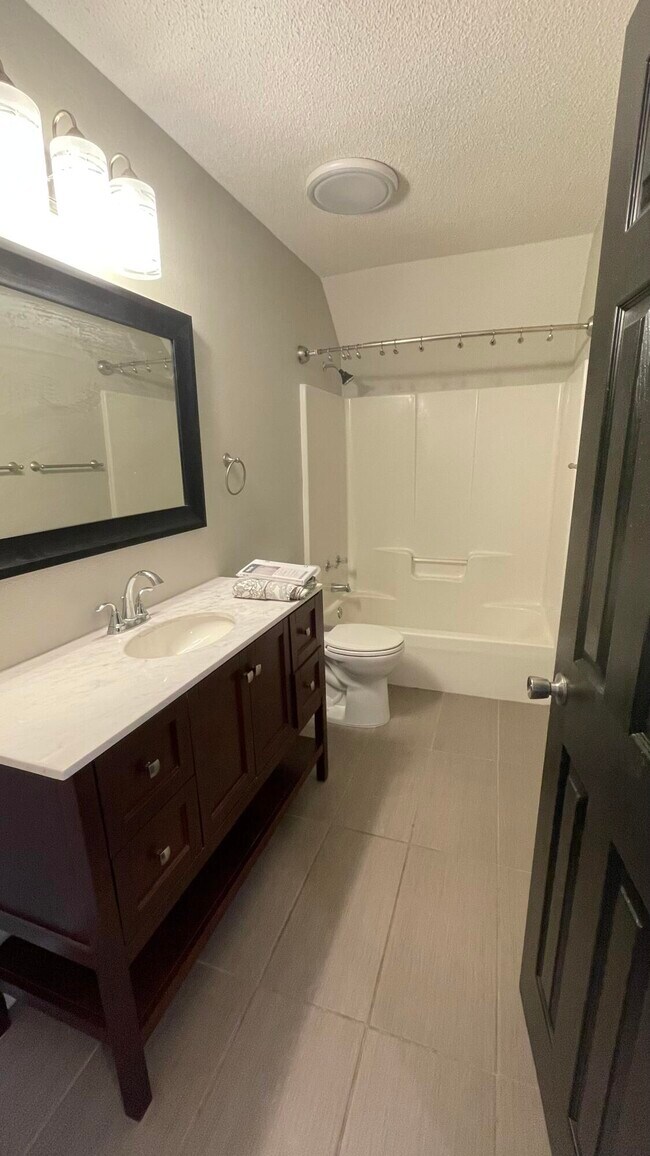 Building Photo - 463 Sandy Ridge Cir