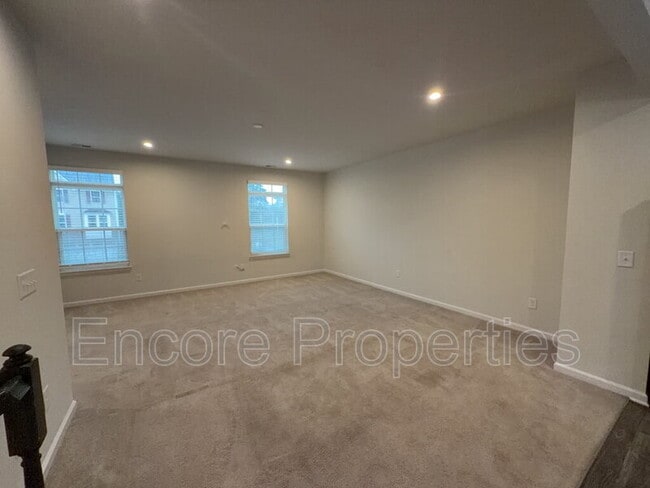 Building Photo - 333 Amber Acorn Ave