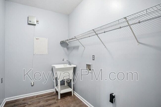 Building Photo - 3011 Old Lodge Rd