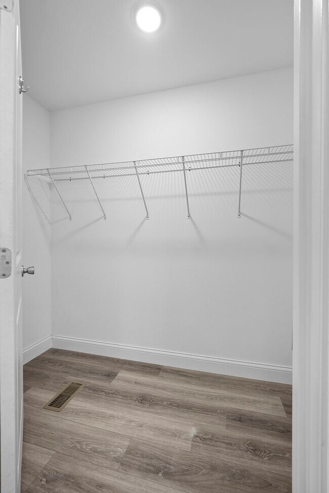Building Photo - 424/426 E. Deerwood Dr
