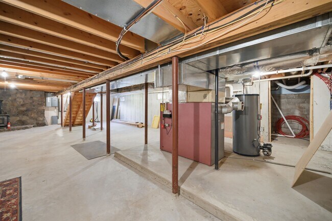 Building Photo - 564 Main St