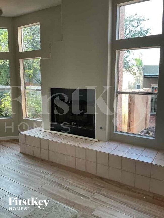 Building Photo - 805 N Posthole Ln
