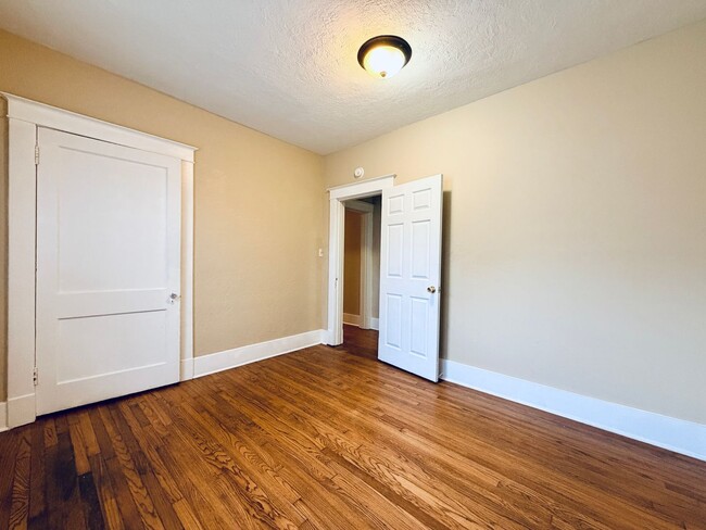 Building Photo - 831 Maury St