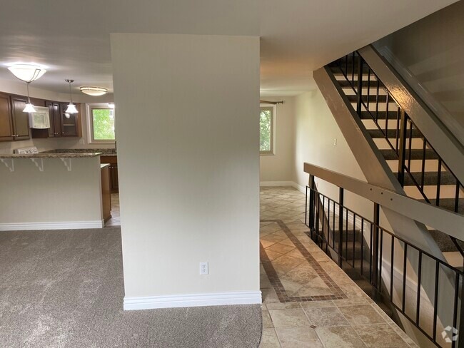 Building Photo - 411 E Highline Cir