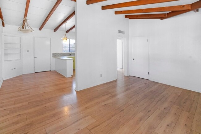 Building Photo - Gorgeous Spacious Duplex Close to shopping...